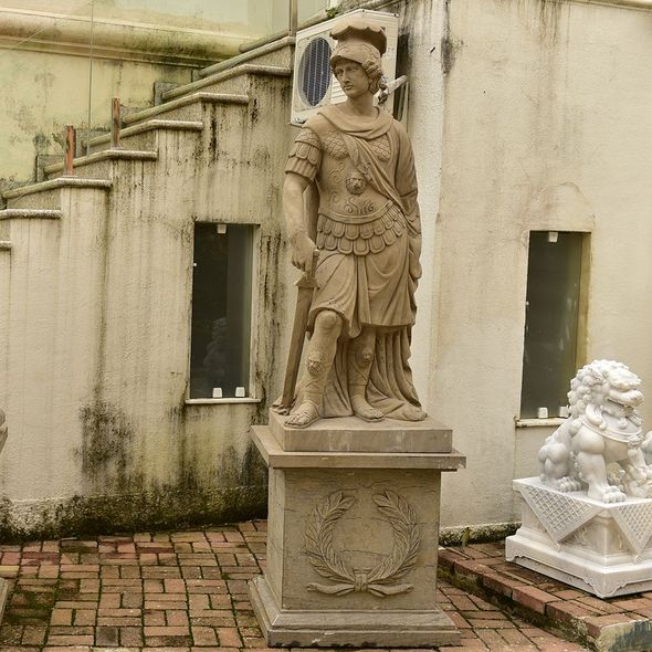 Escultura-Soldado-Romano-com-Espada-230cm-EMP511