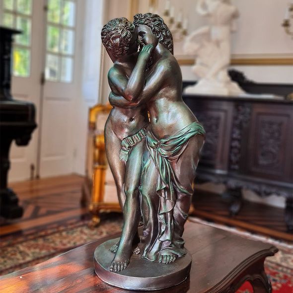 Escultura-Casal-Primeiro-Beijo-EMP182--1-